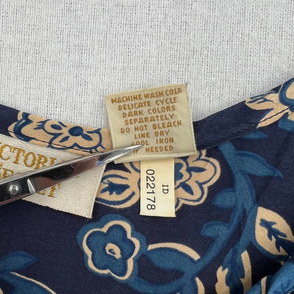 VINTAGE VICTORIAS SECRET Gold Label Shirt Womens XS Blue Silk Cami Tank Floral - Picture 7 of 8